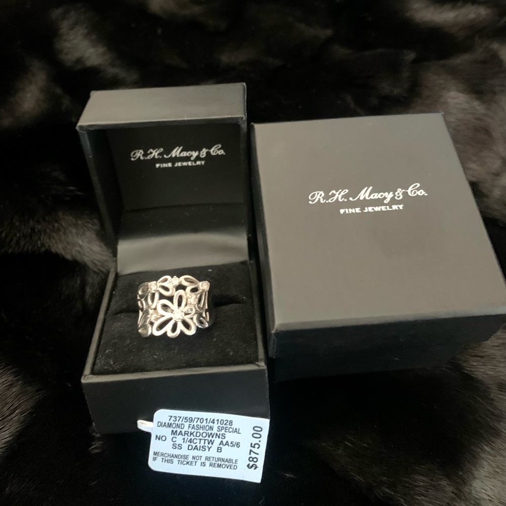 Dasan diamond daisy ring Size 7